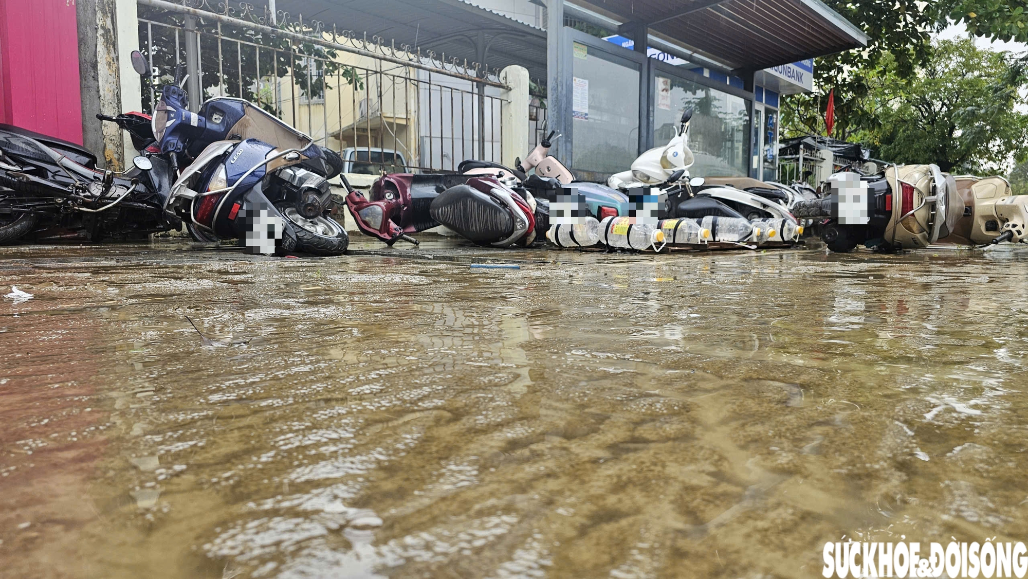 Hàng loạt ô tô, xe máy bị nhấn chìm trong bùn đất, xe cứu hộ 'đắt sô'- Ảnh 3. Hàng loạt ô tô, xe máy bị nhấn chìm trong bùn đất, xe cứu hộ 'đắt sô'- Ảnh 3.