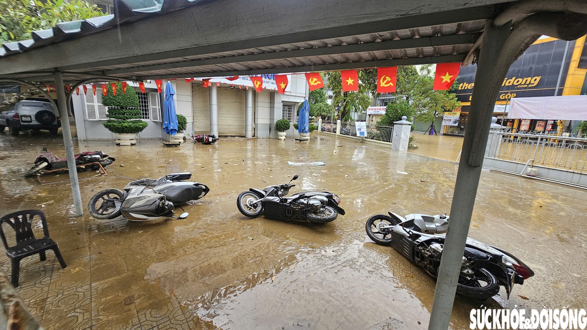 Hàng loạt ô tô, xe máy bị nhấn chìm trong bùn đất, xe cứu hộ 'đắt sô'- Ảnh 4. Hàng loạt ô tô, xe máy bị nhấn chìm trong bùn đất, xe cứu hộ 'đắt sô'- Ảnh 4.