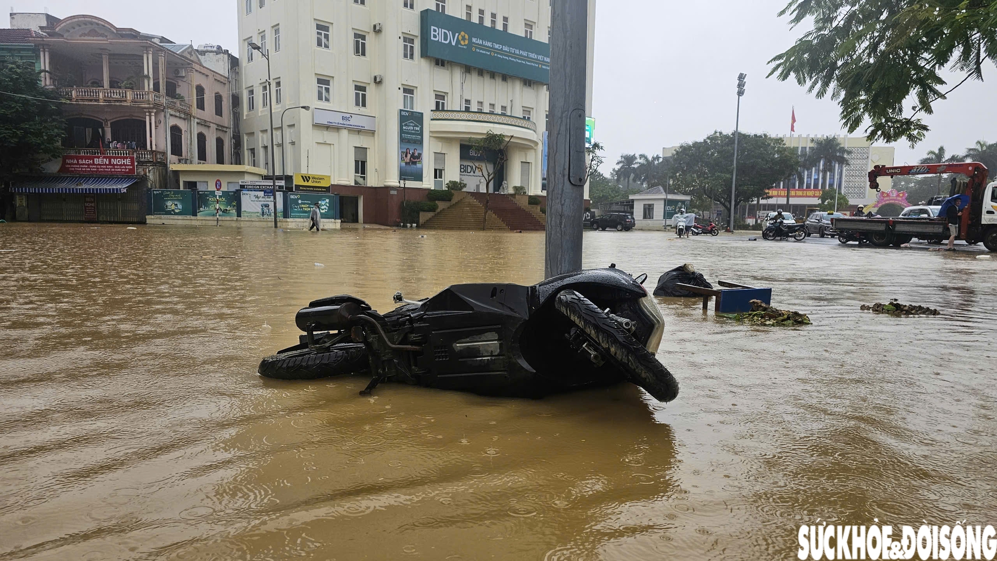 Hàng loạt ô tô, xe máy bị nhấn chìm trong bùn đất, xe cứu hộ 'đắt sô'- Ảnh 5. Hàng loạt ô tô, xe máy bị nhấn chìm trong bùn đất, xe cứu hộ 'đắt sô'- Ảnh 5.