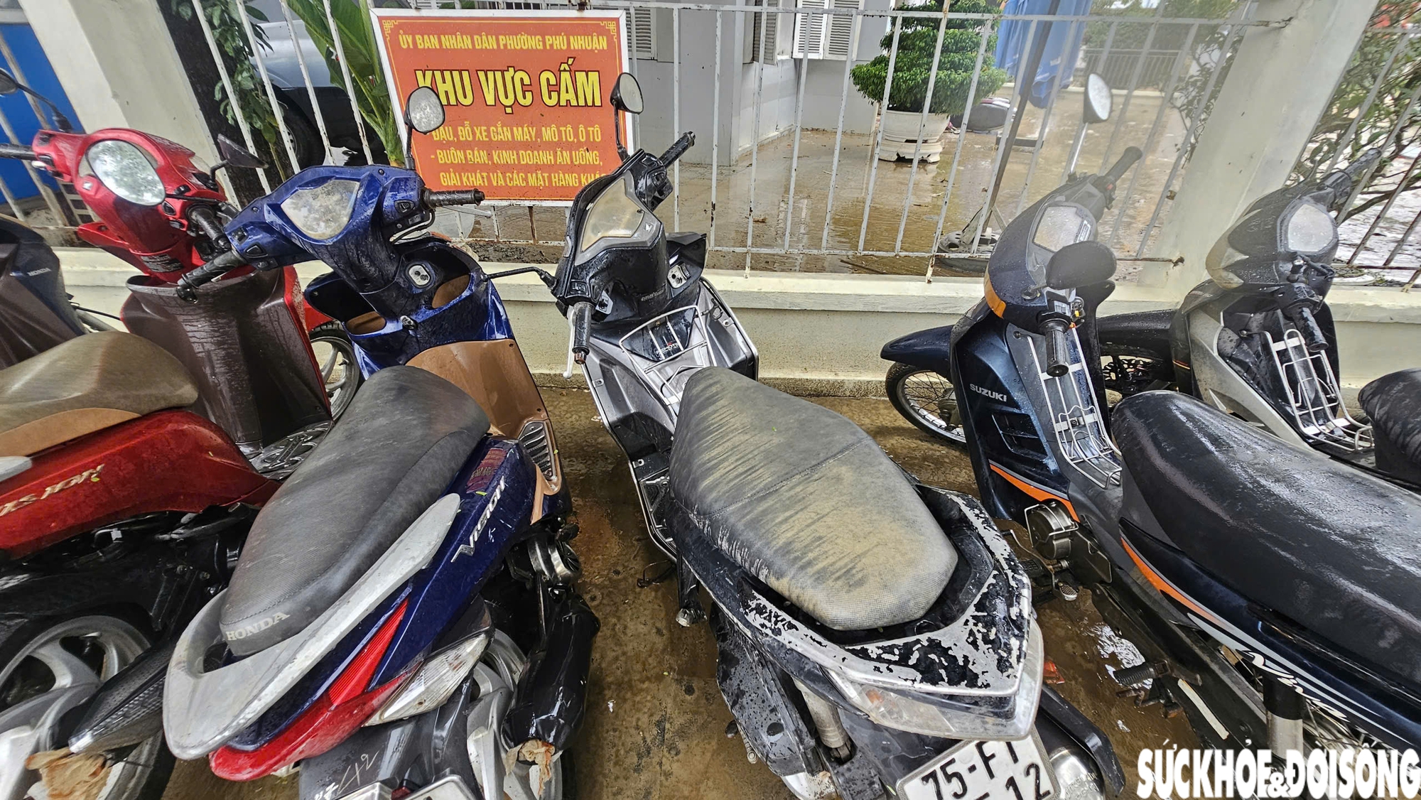 Hàng loạt ô tô, xe máy bị nhấn chìm trong bùn đất, xe cứu hộ 'đắt sô'- Ảnh 6. Hàng loạt ô tô, xe máy bị nhấn chìm trong bùn đất, xe cứu hộ 'đắt sô'- Ảnh 6.