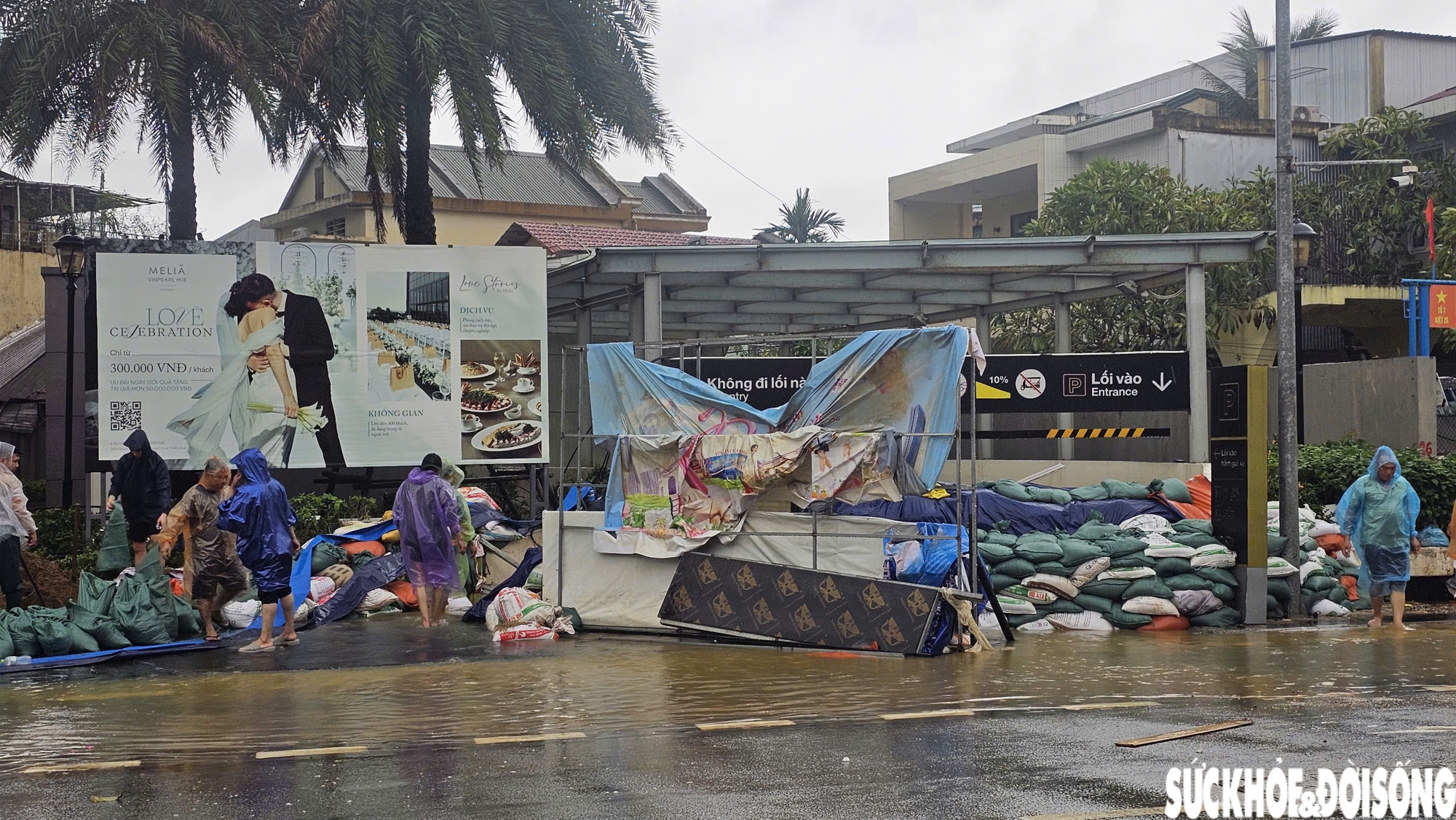 Hàng loạt ô tô, xe máy bị nhấn chìm trong bùn đất, xe cứu hộ 'đắt sô'- Ảnh 7. Hàng loạt ô tô, xe máy bị nhấn chìm trong bùn đất, xe cứu hộ 'đắt sô'- Ảnh 7.