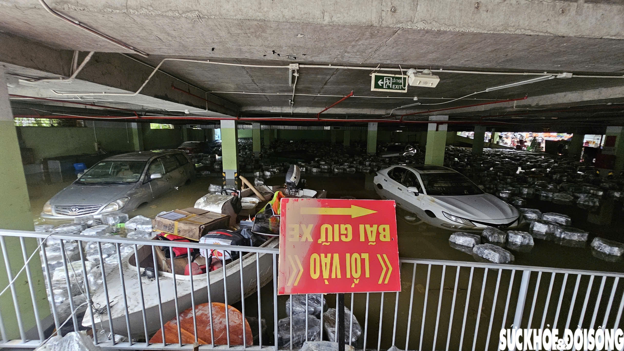 Hàng loạt ô tô, xe máy bị nhấn chìm trong bùn đất, xe cứu hộ 'đắt sô'- Ảnh 8. Hàng loạt ô tô, xe máy bị nhấn chìm trong bùn đất, xe cứu hộ 'đắt sô'- Ảnh 8.