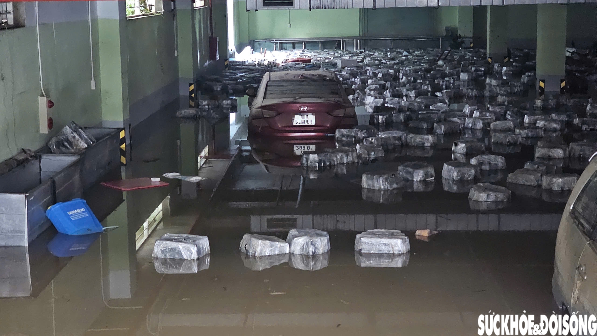 Hàng loạt ô tô, xe máy bị nhấn chìm trong bùn đất, xe cứu hộ 'đắt sô'- Ảnh 9. Hàng loạt ô tô, xe máy bị nhấn chìm trong bùn đất, xe cứu hộ 'đắt sô'- Ảnh 9.