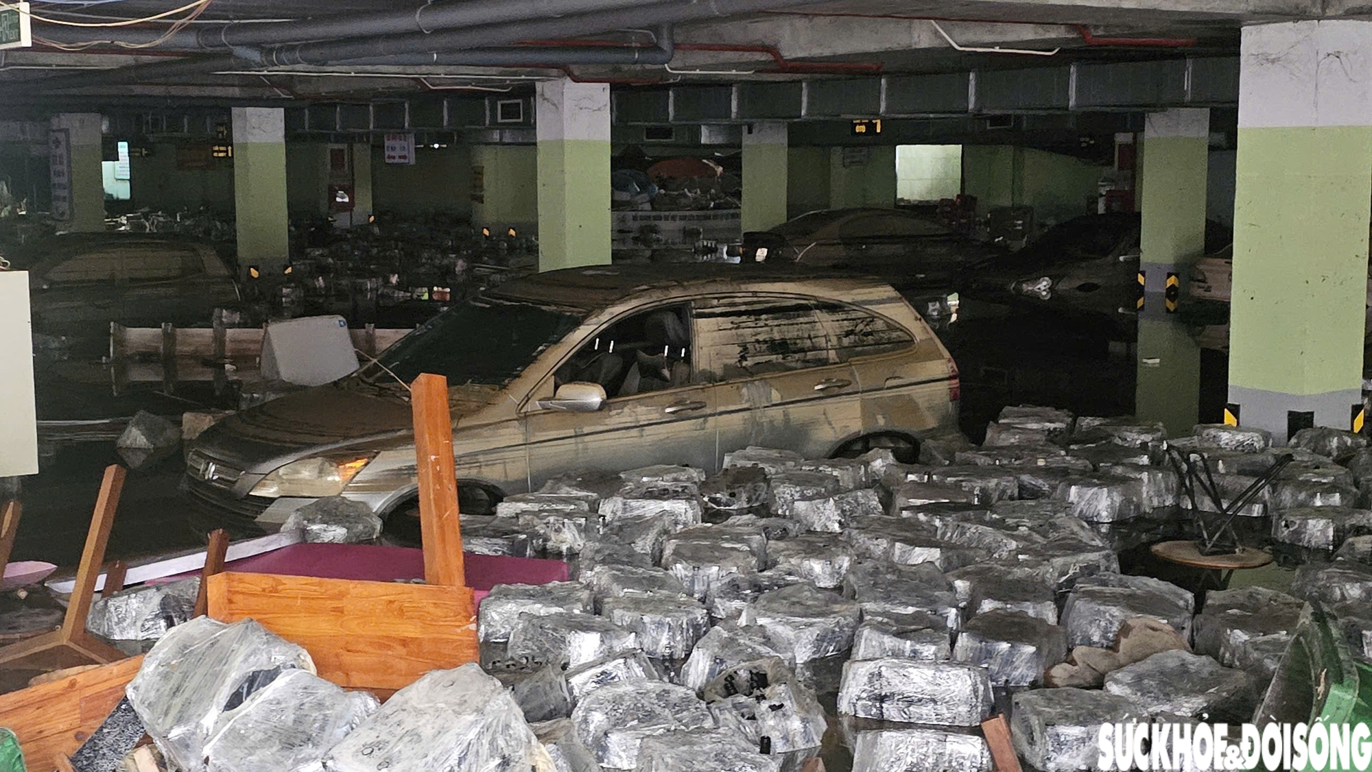 Hàng loạt ô tô, xe máy bị nhấn chìm trong bùn đất, xe cứu hộ 'đắt sô'- Ảnh 10. Hàng loạt ô tô, xe máy bị nhấn chìm trong bùn đất, xe cứu hộ 'đắt sô'- Ảnh 10.