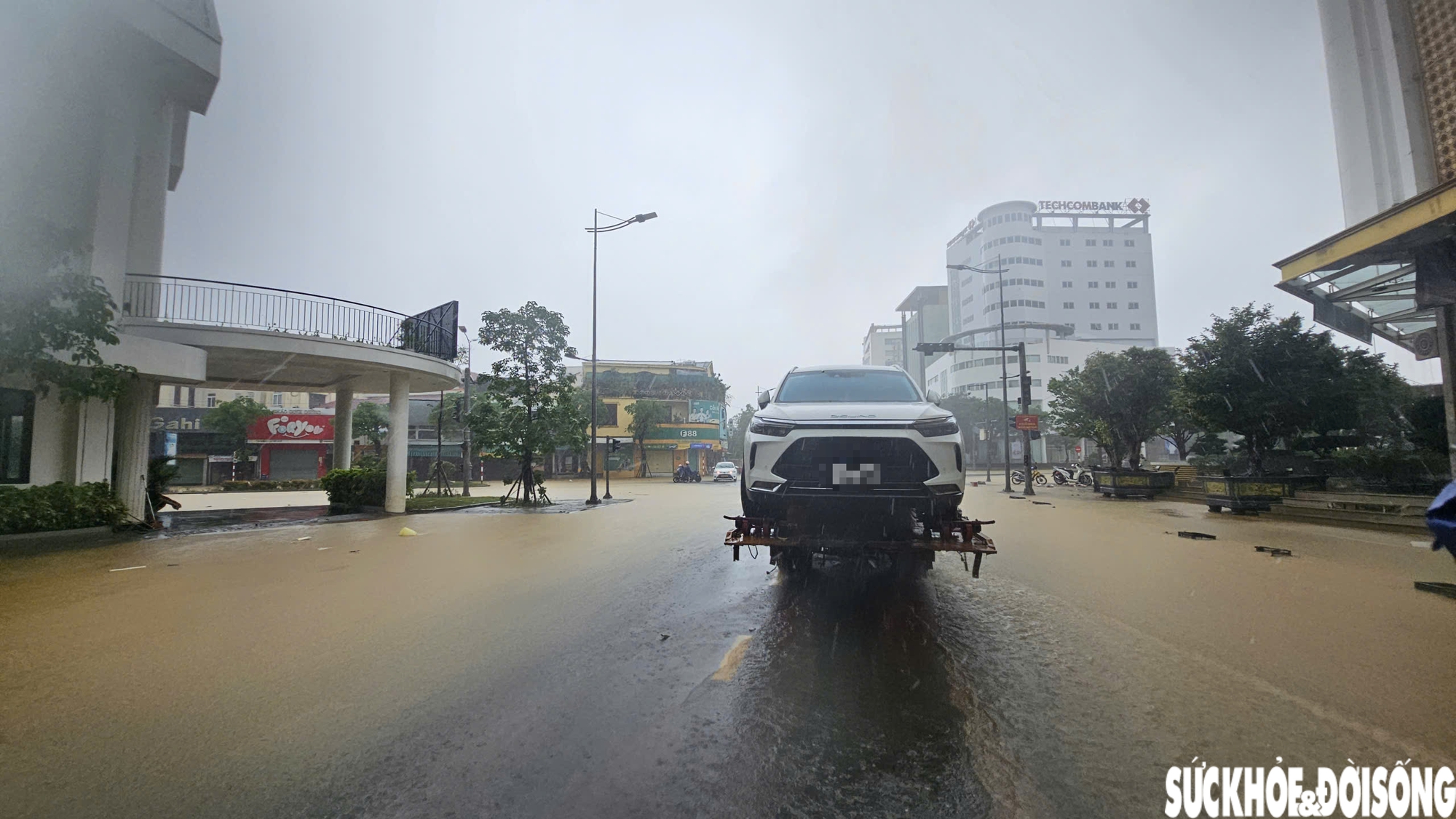 Hàng loạt ô tô, xe máy bị nhấn chìm trong bùn đất, xe cứu hộ 'đắt sô'- Ảnh 11. Hàng loạt ô tô, xe máy bị nhấn chìm trong bùn đất, xe cứu hộ 'đắt sô'- Ảnh 11.