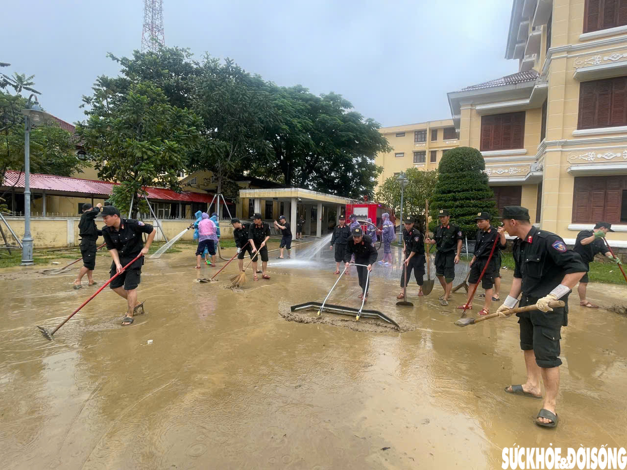 Hàng loạt ô tô, xe máy bị nhấn chìm trong bùn đất, xe cứu hộ 'đắt sô'- Ảnh 12. Hàng loạt ô tô, xe máy bị nhấn chìm trong bùn đất, xe cứu hộ 'đắt sô'- Ảnh 12.