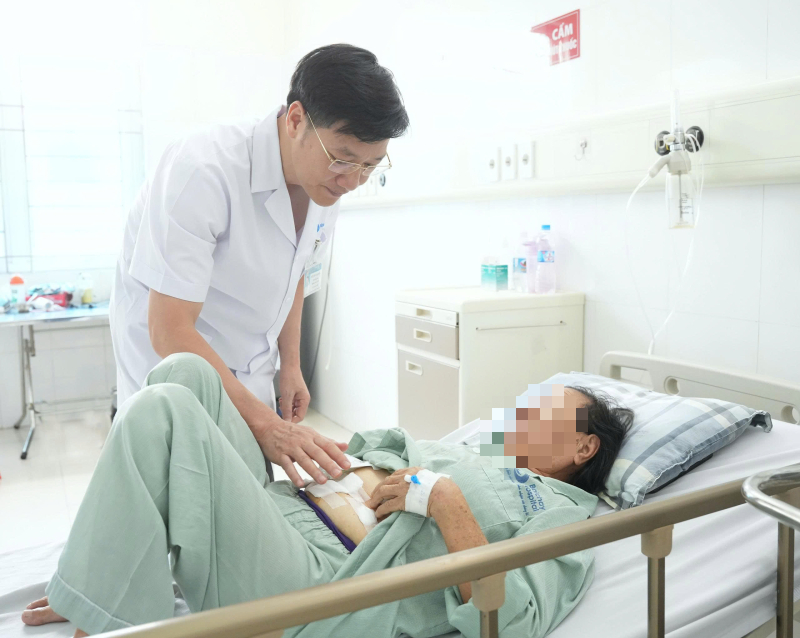 Ca mổ cứu cụ bà 85 tuổi bị ung thư dạ dày mắc nhiều bệnh nền nguy hiểm- Ảnh 2. Ca mổ cứu cụ bà 85 tuổi bị ung thư dạ dày mắc nhiều bệnh nền nguy hiểm- Ảnh 2.