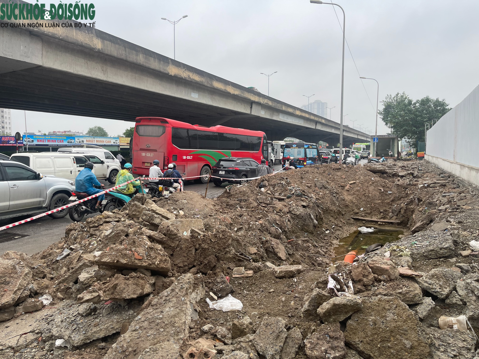 Hà Nội: Vỉa hè Nguyễn Xiển bị đào xới nham nhở, xuất hiện hố sâu nguy hiểm- Ảnh 1.