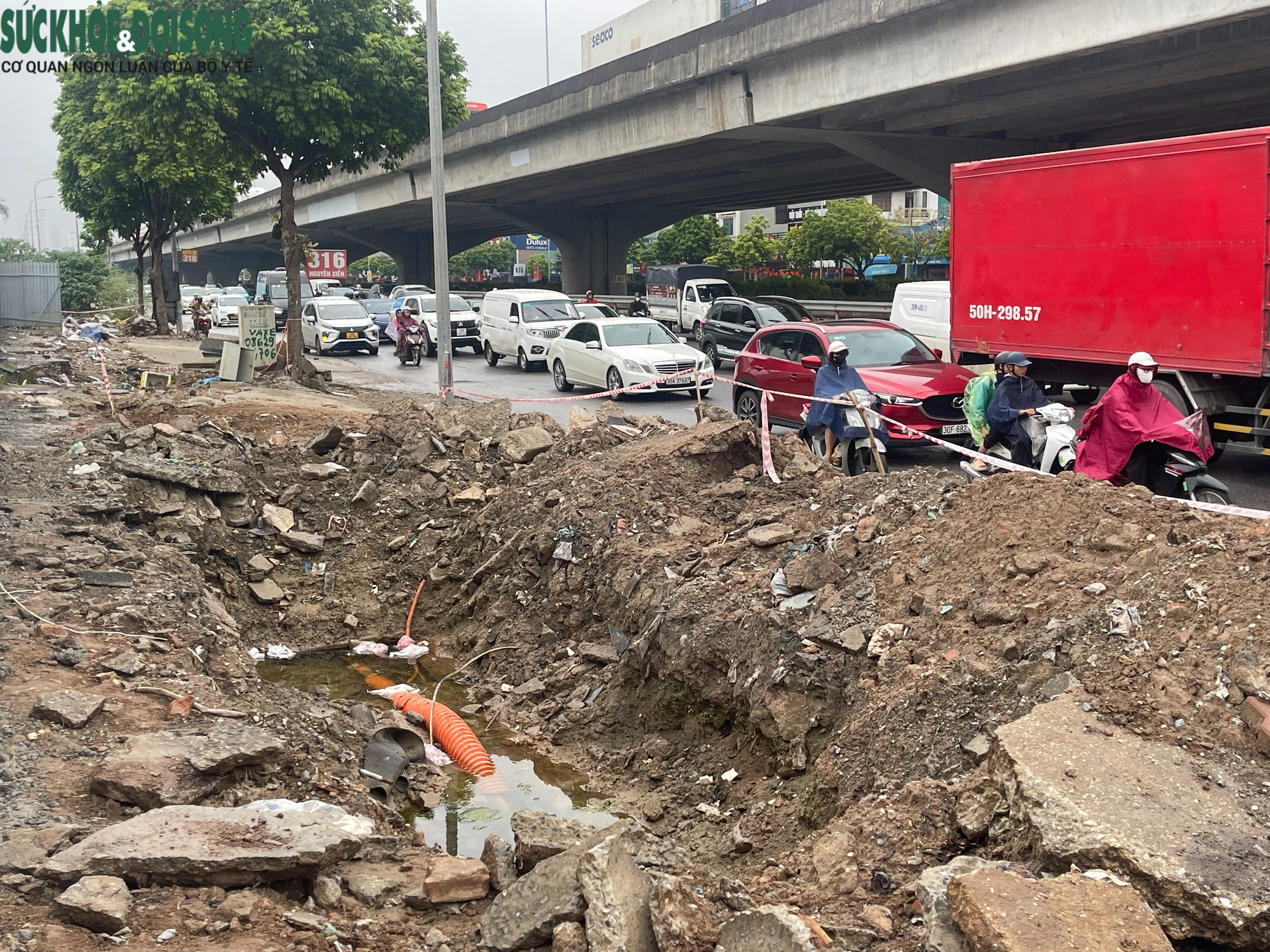 Hà Nội: Vỉa hè Nguyễn Xiển bị đào xới nham nhở, xuất hiện hố sâu nguy hiểm- Ảnh 2.