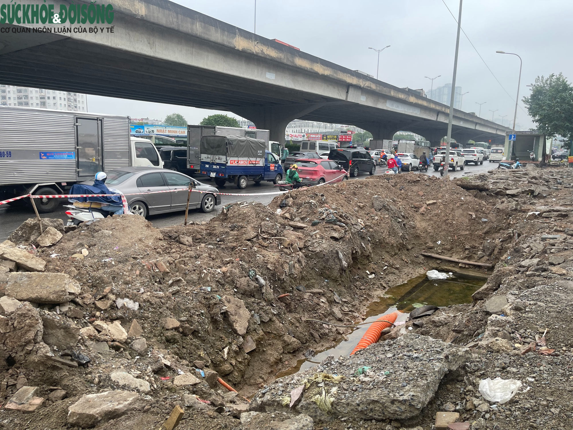 Hà Nội: Vỉa hè Nguyễn Xiển bị đào xới nham nhở, xuất hiện hố sâu nguy hiểm- Ảnh 4.