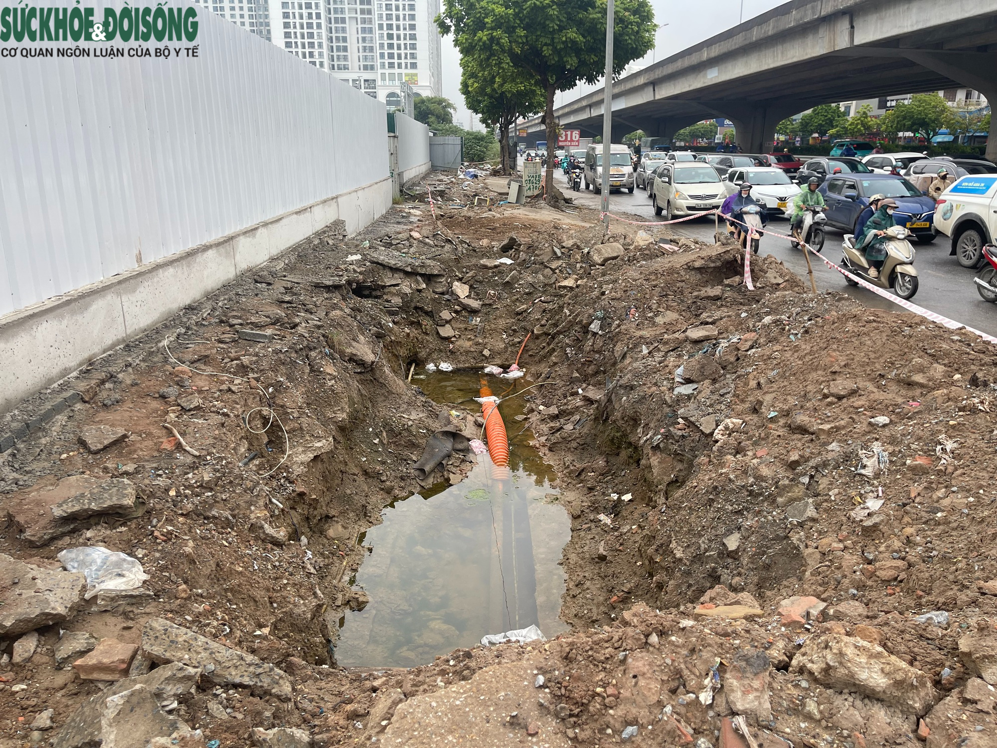 Hà Nội: Vỉa hè Nguyễn Xiển bị đào xới nham nhở, xuất hiện hố sâu nguy hiểm- Ảnh 5.