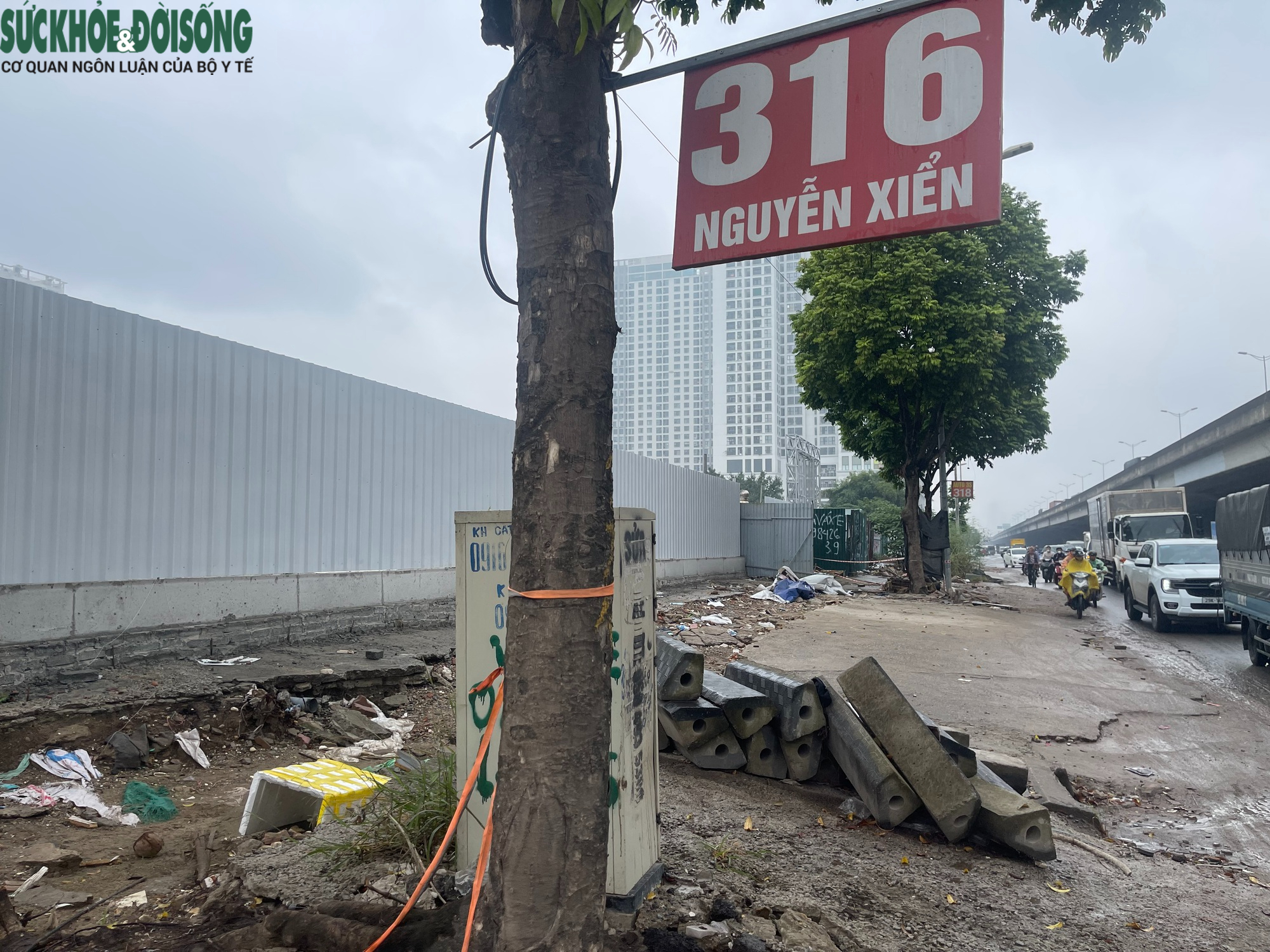 Hà Nội: Vỉa hè Nguyễn Xiển bị đào xới nham nhở, xuất hiện hố sâu nguy hiểm- Ảnh 6.