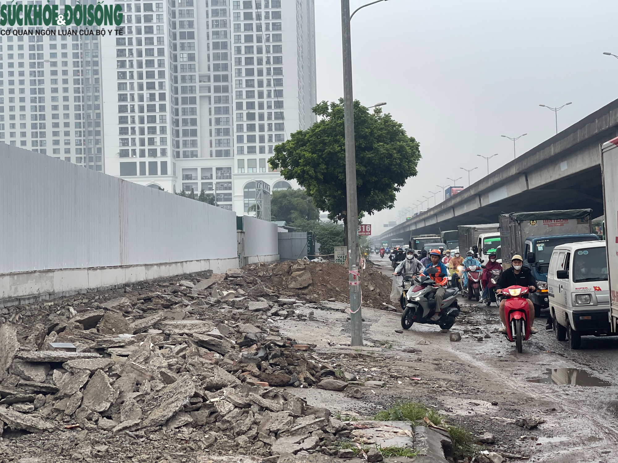 Hà Nội: Vỉa hè Nguyễn Xiển bị đào xới nham nhở, xuất hiện hố sâu nguy hiểm- Ảnh 7.