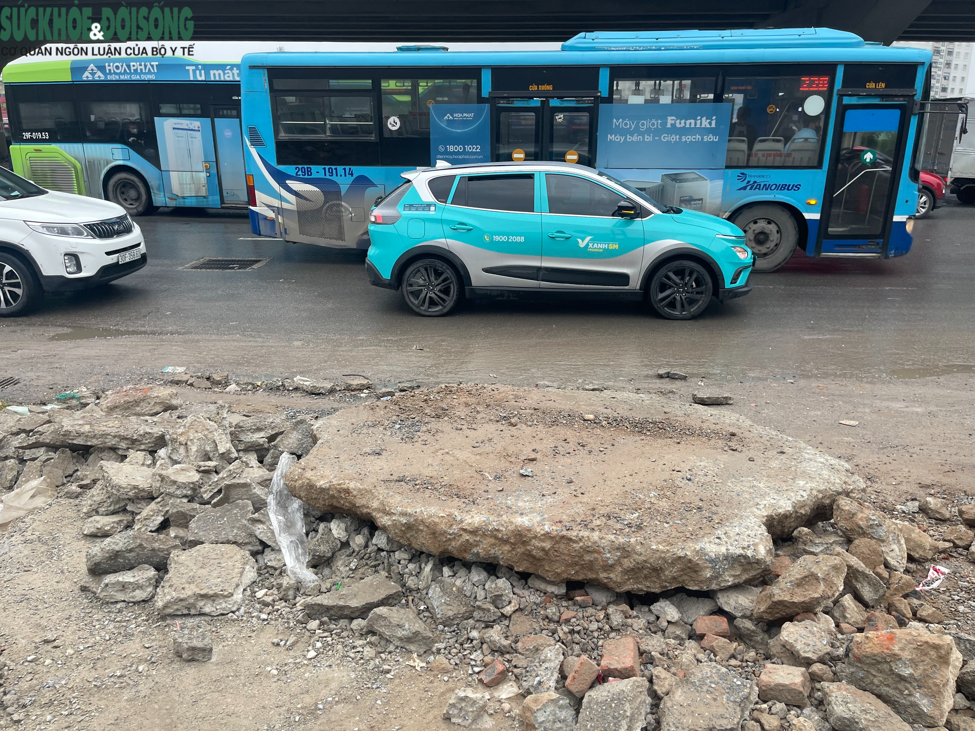 Hà Nội: Vỉa hè Nguyễn Xiển bị đào xới nham nhở, xuất hiện hố sâu nguy hiểm- Ảnh 8.