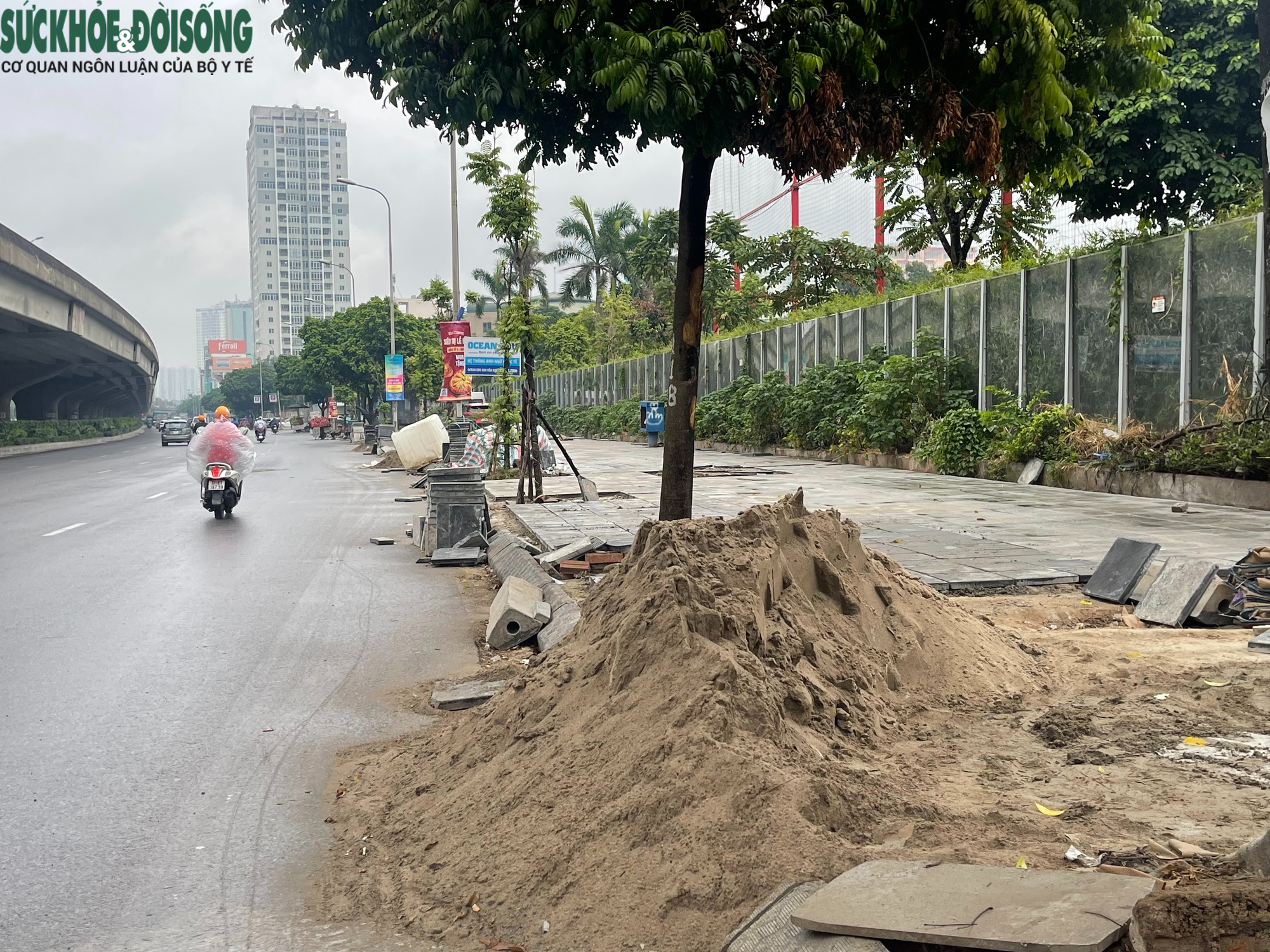 Hà Nội: Vỉa hè Nguyễn Xiển bị đào xới nham nhở, xuất hiện hố sâu nguy hiểm- Ảnh 9.