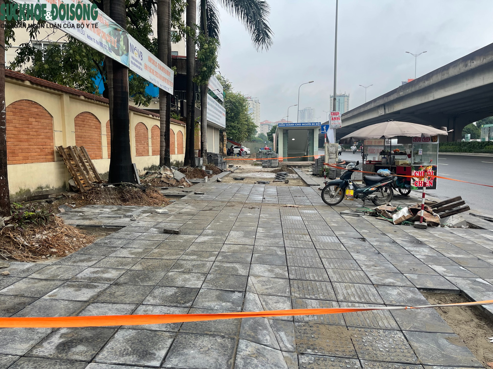 Hà Nội: Vỉa hè Nguyễn Xiển bị đào xới nham nhở, xuất hiện hố sâu nguy hiểm- Ảnh 10.