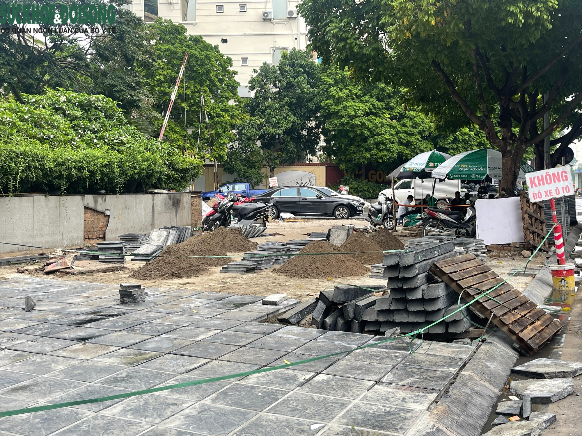 Hà Nội: Vỉa hè Nguyễn Xiển bị đào xới nham nhở, xuất hiện hố sâu nguy hiểm- Ảnh 11.