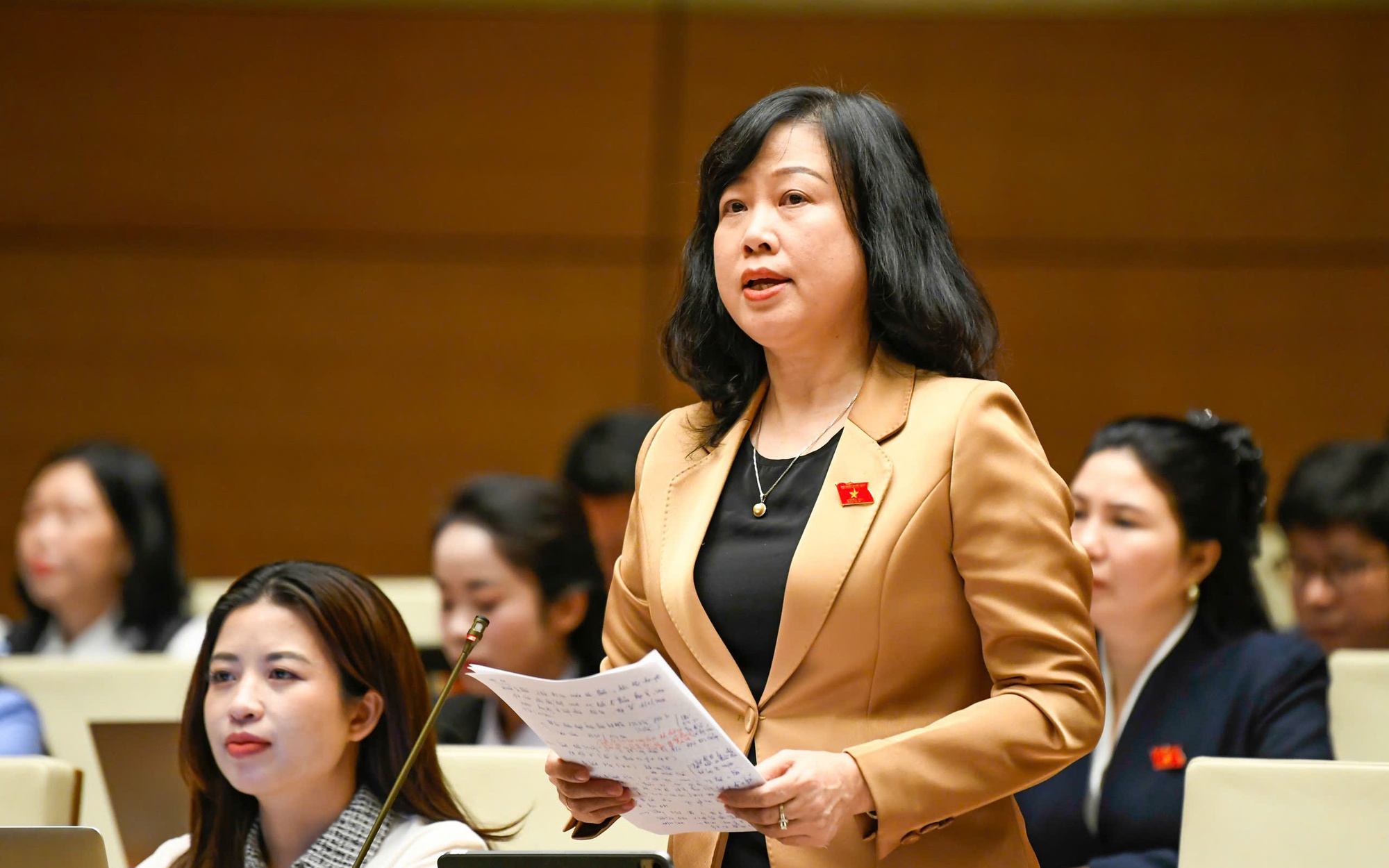 Bộ trưởng Đào Hồng Lan đề nghị đưa nội dung bảo vệ nhân viên y tế vào cơ chế chính sách triển khai Nghị quyết 72- Ảnh 1. Bộ trưởng Đào Hồng Lan: Cần coi hành vi hành hung nhân viên y tế là chống người thi hành công vụ