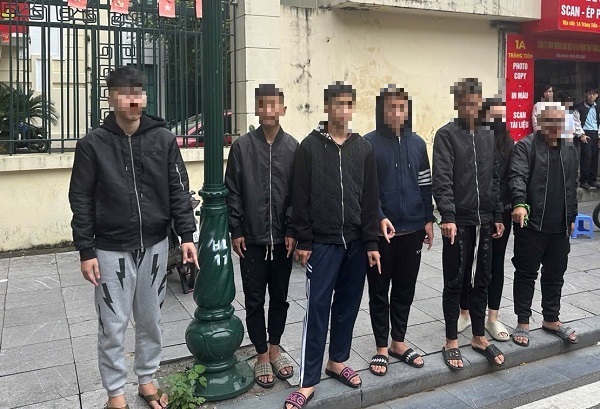 12 thanh thiếu niên rượt đuổi qua nhiều phố, chém nhau trong đêm- Ảnh 1. 12 thanh thiếu niên rượt đuổi qua nhiều phố, chém nhau trong đêm- Ảnh 1.