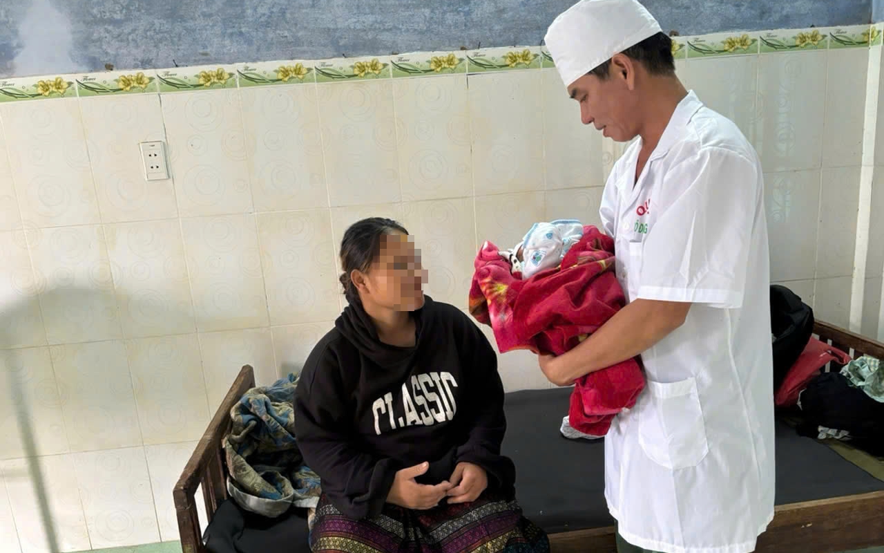 Quân y hỗ trợ thai phụ vùng biên khó sinh &quot;vượt cạn&quot; khi mưa lũ chia cắt