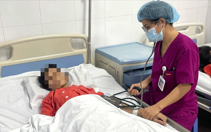 Một phụ nữ hiếm muộn mang trong mình 11 khối u xơ phát triển phức tạp- Ảnh 3. Người phụ nữ đau tức bụng dưới, khó thở, bác sĩ "lấy ra" khối u xơ tử cung gần 10kg