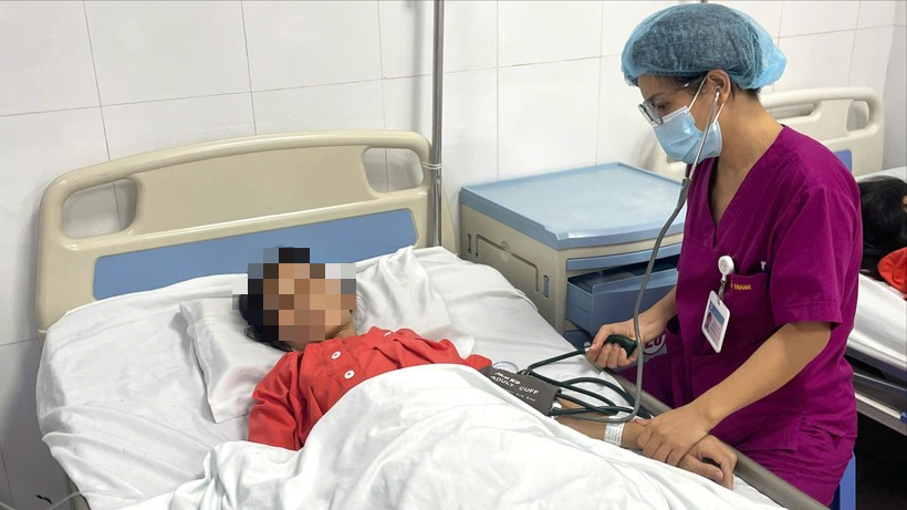 Người phụ nữ đau tức bụng dưới, khó thở, bác sĩ 'lấy ra' khối u xơ tử cung gần 10kg- Ảnh 1. Người phụ nữ đau tức bụng dưới, khó thở, bác sĩ 'lấy ra' khối u xơ tử cung gần 10kg- Ảnh 1.