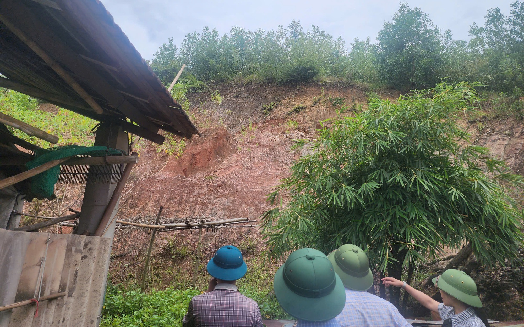 Hơn 28.000 học sinh Quảng Trị phải nghỉ học do mưa lũ, sạt lở- Ảnh 10. Quảng Trị công bố tình huống khẩn cấp về hiện tượng sạt lở tại hai khu vực