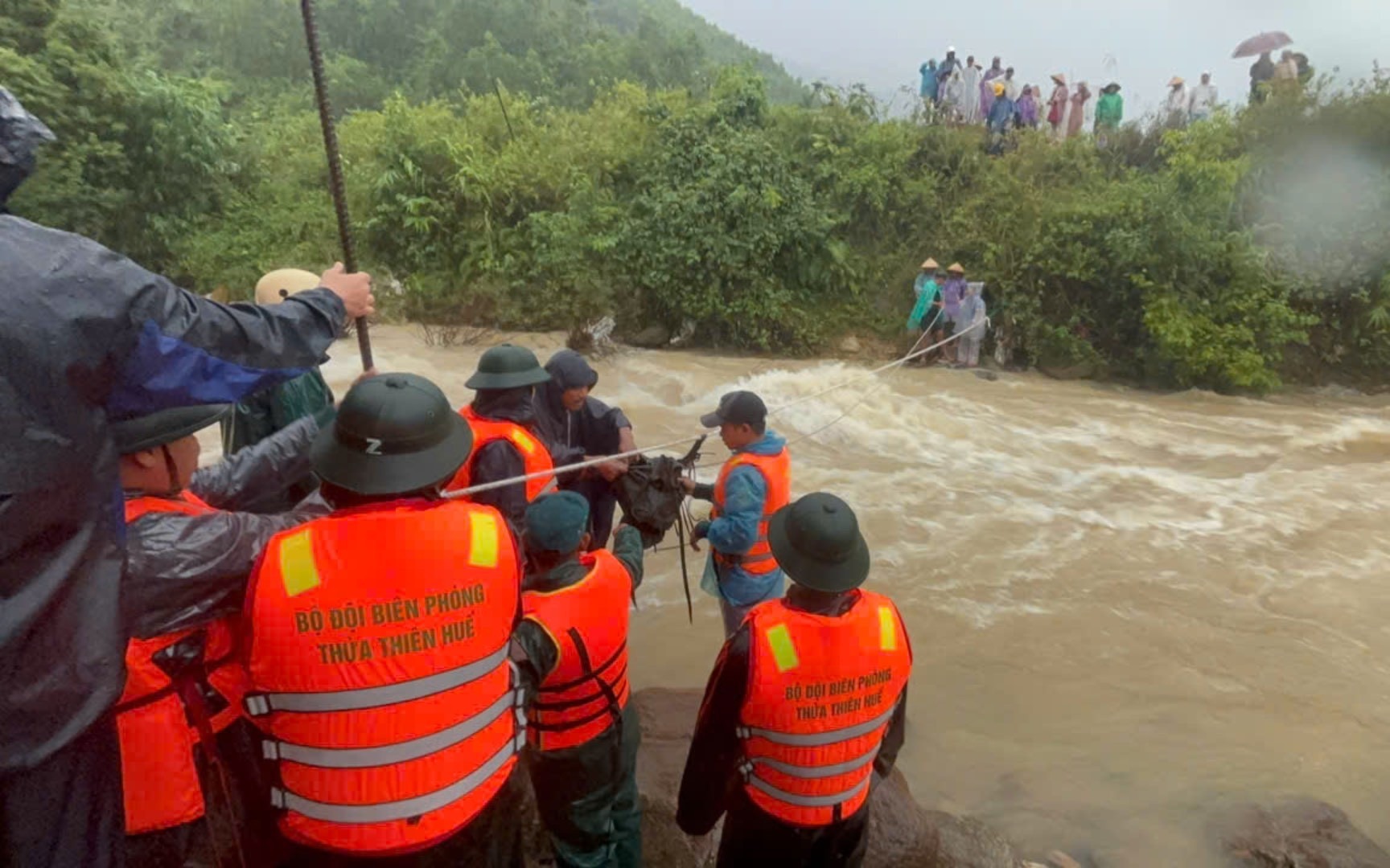Phát sinh thêm nhiều điểm có nguy cơ lũ quét, sạt lở đất ở miền Trung- Ảnh 3. Phát sinh thêm nhiều điểm có nguy cơ lũ quét, sạt lở đất ở miền Trung- Ảnh 3.