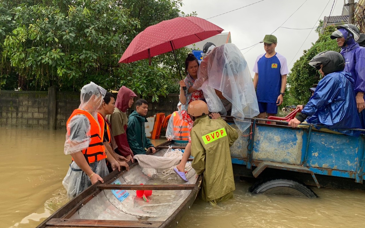 Miền Trung vẫn mưa lớn, có nơi trên 500mm- Ảnh 1. Miền Trung vẫn mưa lớn, có nơi trên 500mm- Ảnh 1.