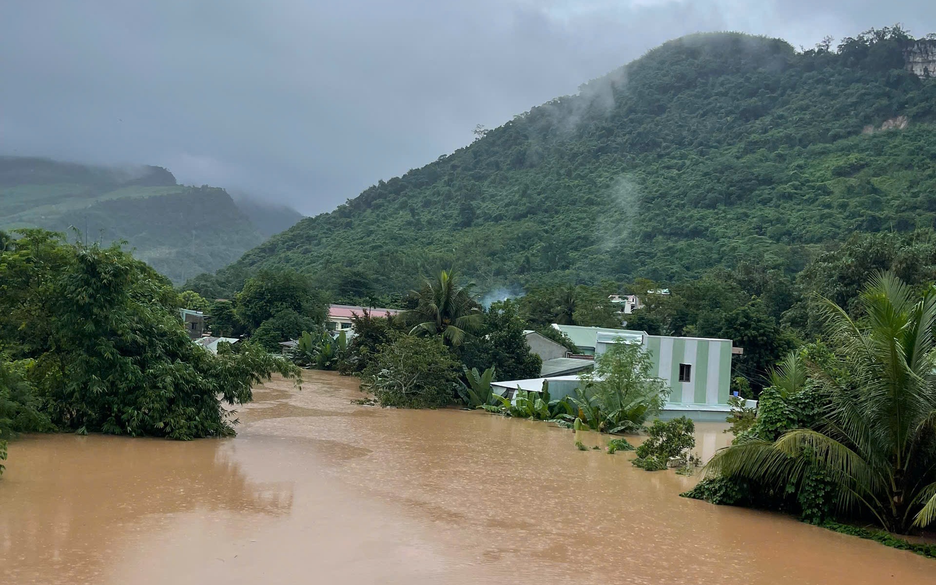 Mưa lũ giảm nhưng nhiều nơi vẫn ngập sâu, lũ sông Thu Bồn vượt mốc lịch sử 1964