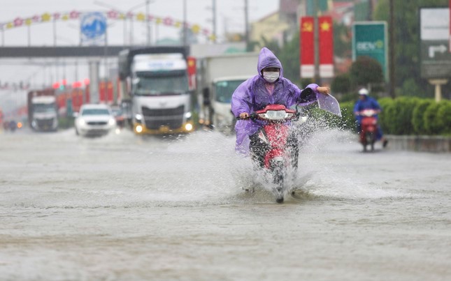 Mưa lũ ở miền Trung làm 35 người chết và mất tích, hàng chục nghìn nhà dân bị ngập- Ảnh 3.