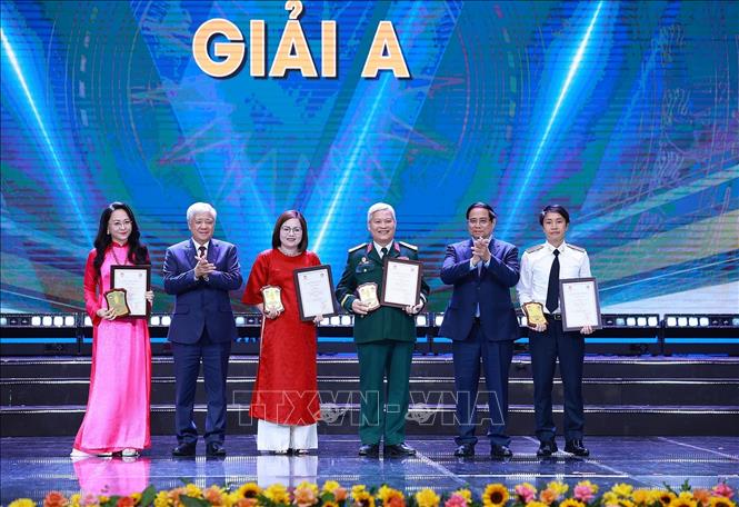 44 tác phẩm được trao Giải báo chí toàn quốc phòng, chống tham nhũng, lãng phí, tiêu cực lần thứ V- Ảnh 3. 44 tác phẩm được trao Giải báo chí toàn quốc phòng, chống tham nhũng, lãng phí, tiêu cực lần thứ V- Ảnh 3.