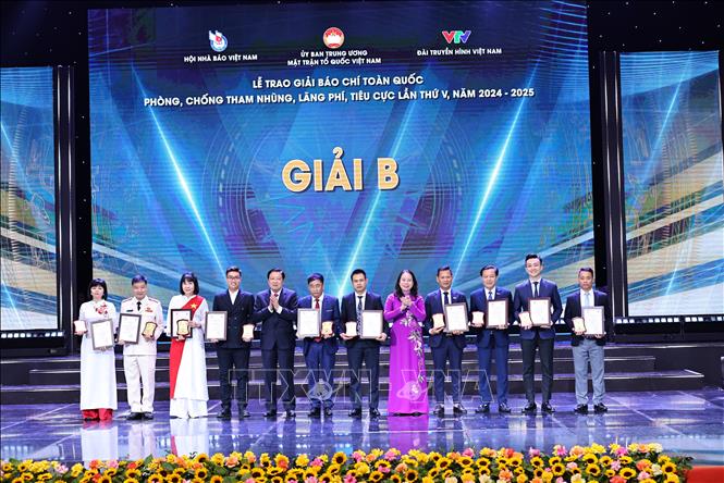 44 tác phẩm được trao Giải báo chí toàn quốc phòng, chống tham nhũng, lãng phí, tiêu cực lần thứ V- Ảnh 4. 44 tác phẩm được trao Giải báo chí toàn quốc phòng, chống tham nhũng, lãng phí, tiêu cực lần thứ V- Ảnh 4.
