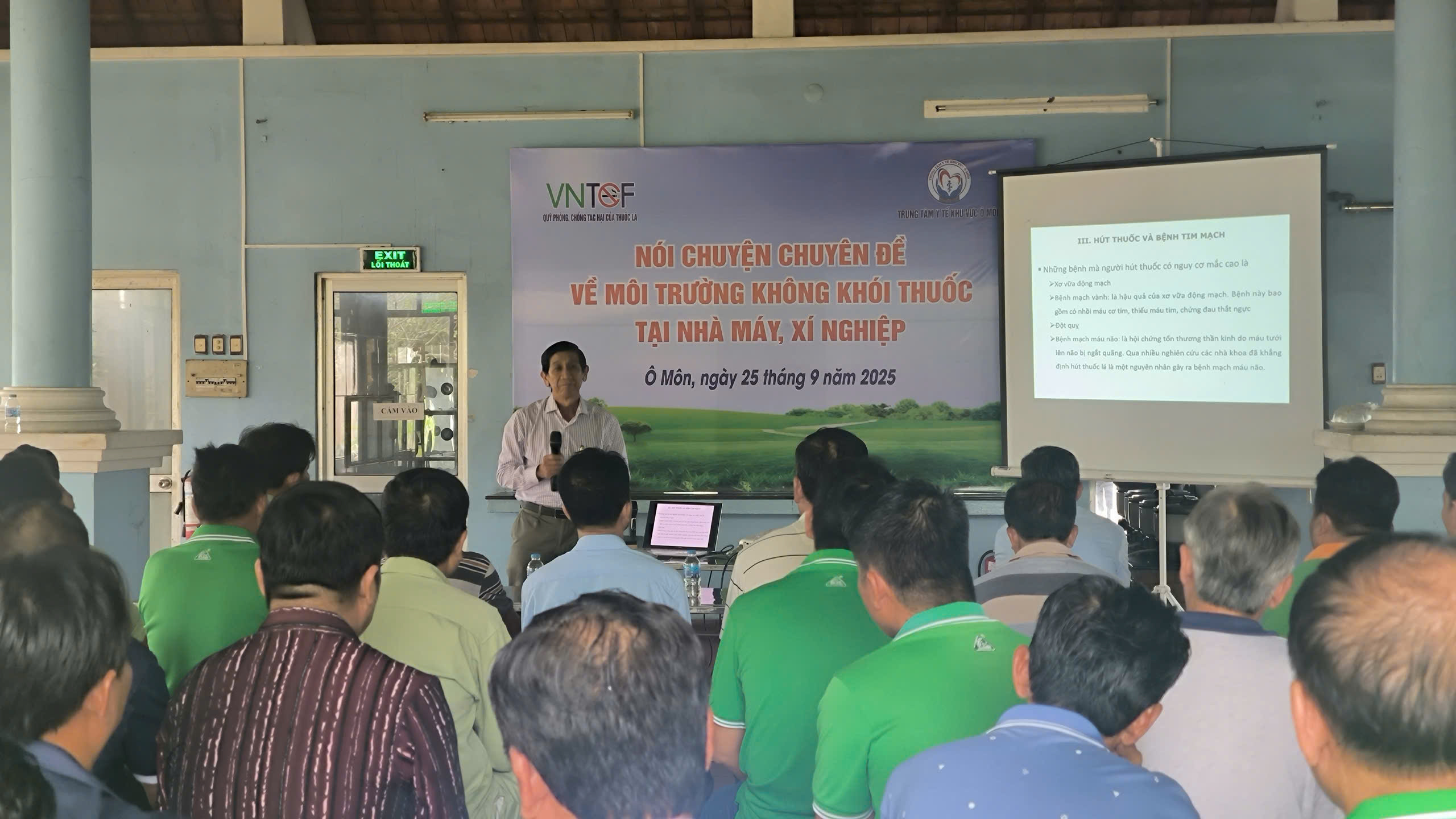 Đưa truyền thông phòng, chống tác hại của thuốc lá đến trường học, nhà máy, xí nghiệp- Ảnh 2. Đưa truyền thông phòng, chống tác hại của thuốc lá đến trường học, nhà máy, xí nghiệp- Ảnh 2.