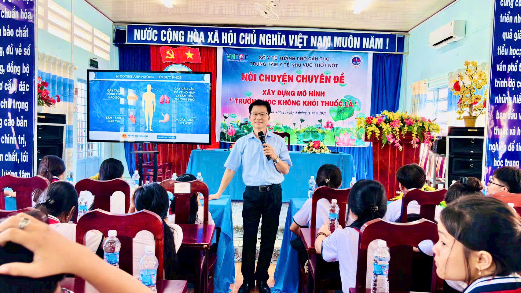 Đưa truyền thông phòng, chống tác hại của thuốc lá đến trường học, nhà máy, xí nghiệp- Ảnh 1. Đưa truyền thông phòng, chống tác hại của thuốc lá đến trường học, nhà máy, xí nghiệp- Ảnh 1.
