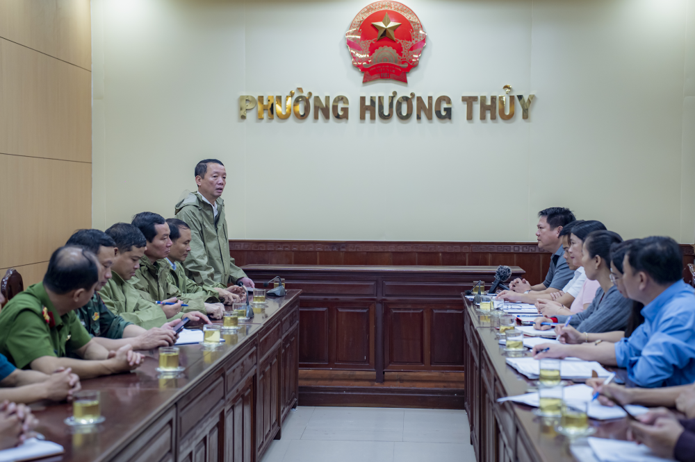 Tình người trong cơn lũ lịch sử- Ảnh 9. Tình người trong cơn lũ lịch sử- Ảnh 9.