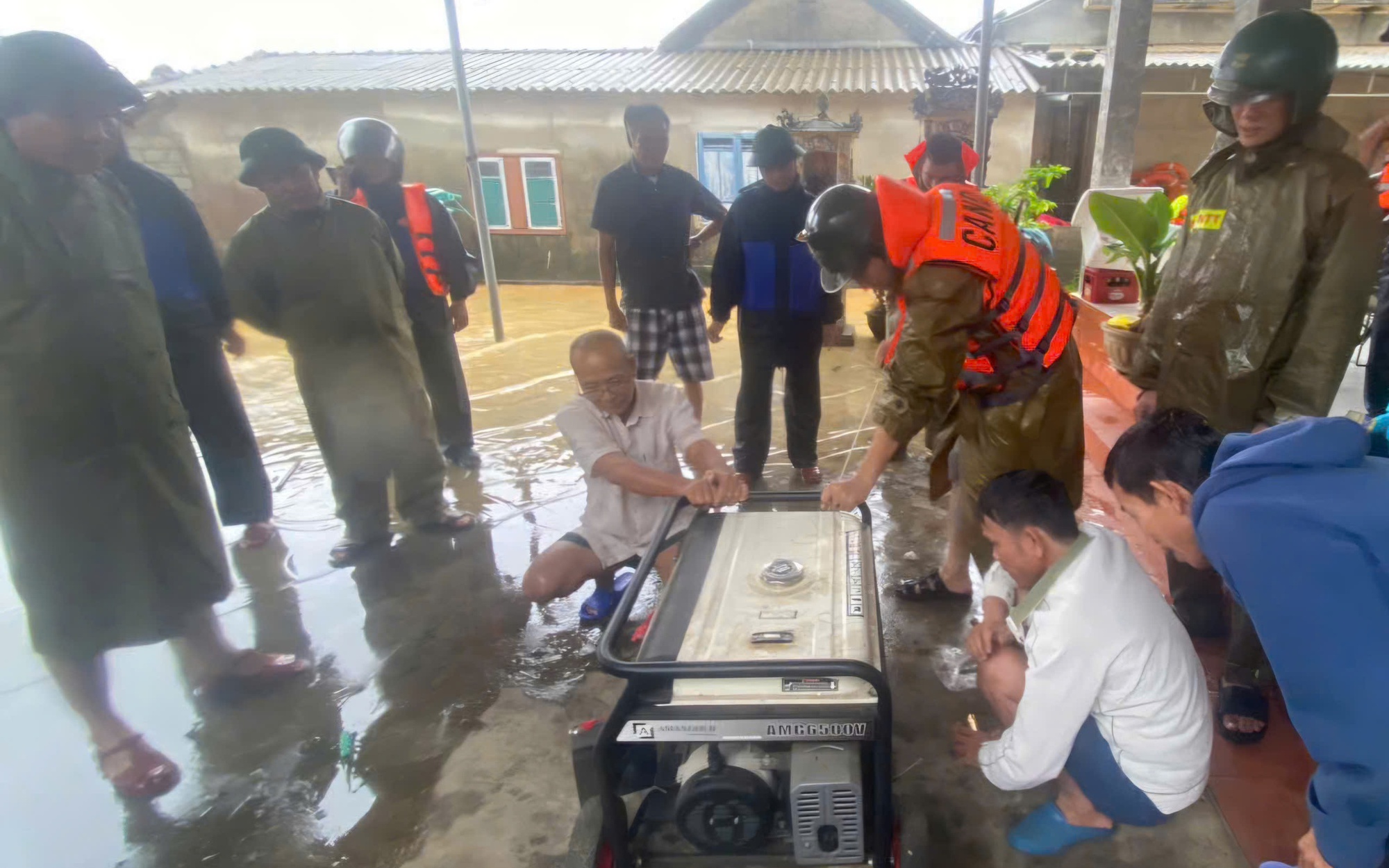 Hàng loạt ô tô, xe máy bị nhấn chìm trong bùn đất, xe cứu hộ 'đắt sô'- Ảnh 13. Hàng loạt ô tô, xe máy bị nhấn chìm trong bùn đất, xe cứu hộ 'đắt sô'- Ảnh 13.