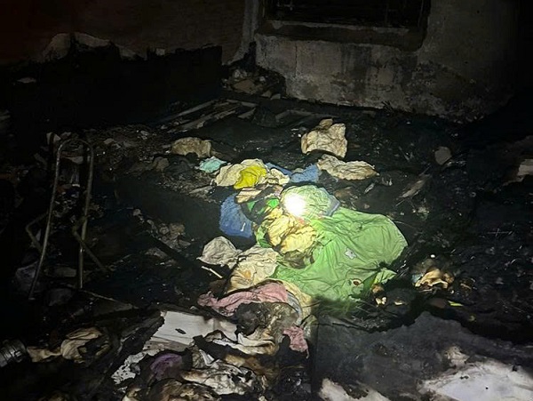 Cháy chung cư ở Hà Nội, 2 người mắc kẹt may mắn thoát nạn- Ảnh 3. Cháy chung cư ở Hà Nội, 2 người mắc kẹt may mắn thoát nạn- Ảnh 3.