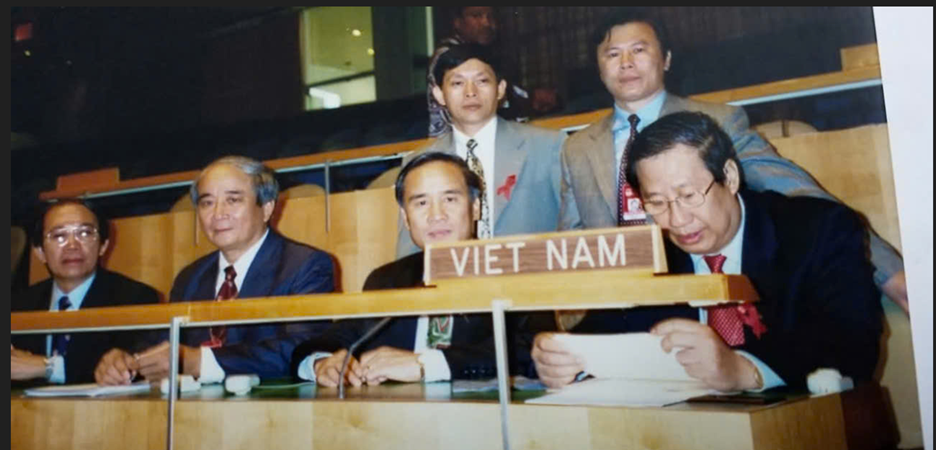 PGS.TS Chung Á - Hành trình của người gieo ánh sáng giữa vùng tối HIV/AIDS- Ảnh 3. PGS.TS Chung Á - Hành trình của người gieo ánh sáng giữa vùng tối HIV/AIDS- Ảnh 3.