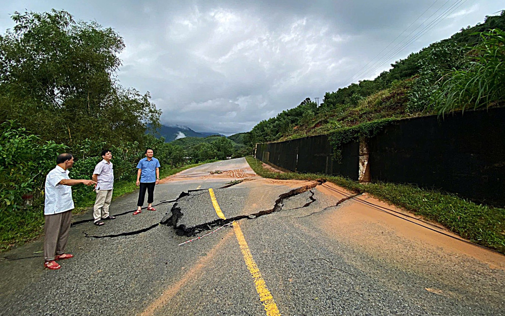 Cảnh báo nguy cơ sạt lở đèo Lò Xo, Trung Bộ còn bao nhiêu điểm ách tắc giao thông- Ảnh 1.