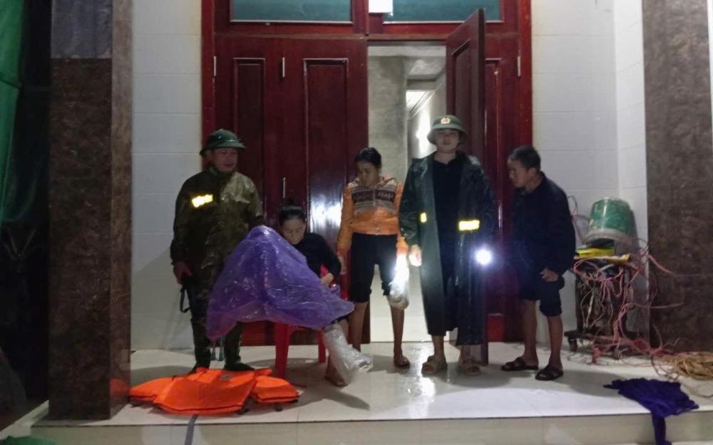 Những khoảnh khắc xúc động đến nghẹn lời ở vùng lũ- Ảnh 15.