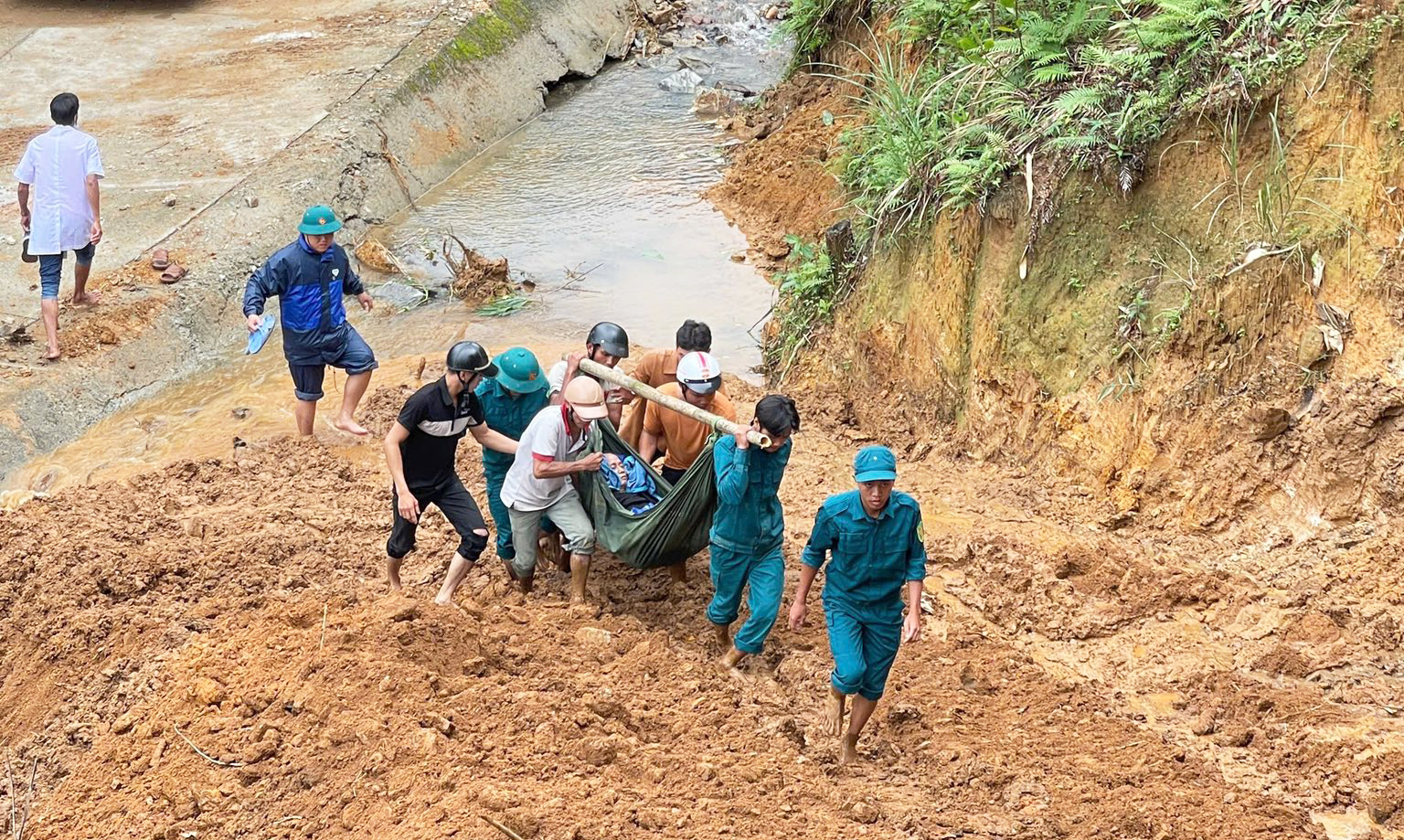 Băng rừng khiêng bệnh nhân bị tai biến đi cấp cứu - Ảnh 2. Băng rừng khiêng bệnh nhân bị tai biến đi cấp cứu - Ảnh 2.