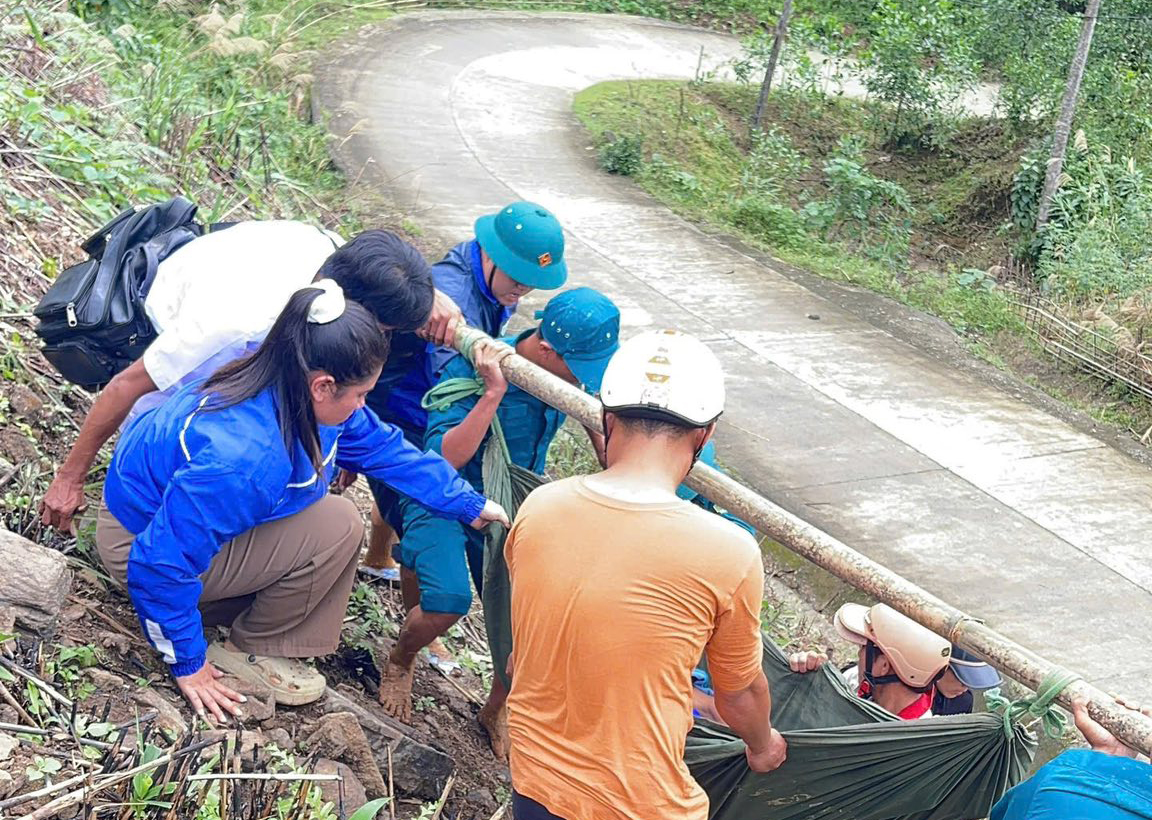 Băng rừng khiêng bệnh nhân bị tai biến đi cấp cứu - Ảnh 3. Băng rừng khiêng bệnh nhân bị tai biến đi cấp cứu - Ảnh 3.