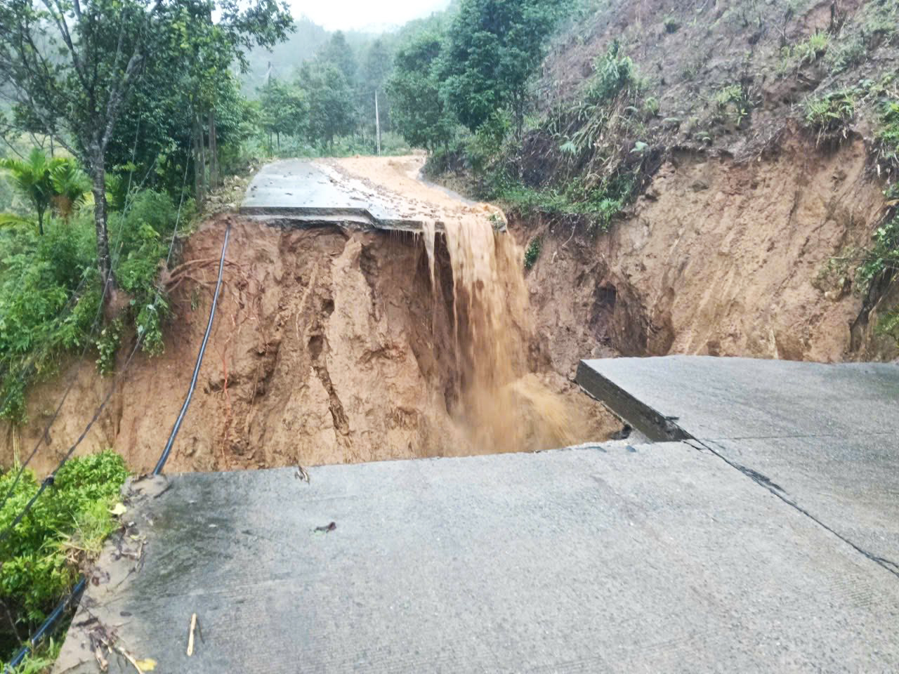 Băng rừng khiêng bệnh nhân bị tai biến đi cấp cứu - Ảnh 4. Băng rừng khiêng bệnh nhân bị tai biến đi cấp cứu - Ảnh 4.