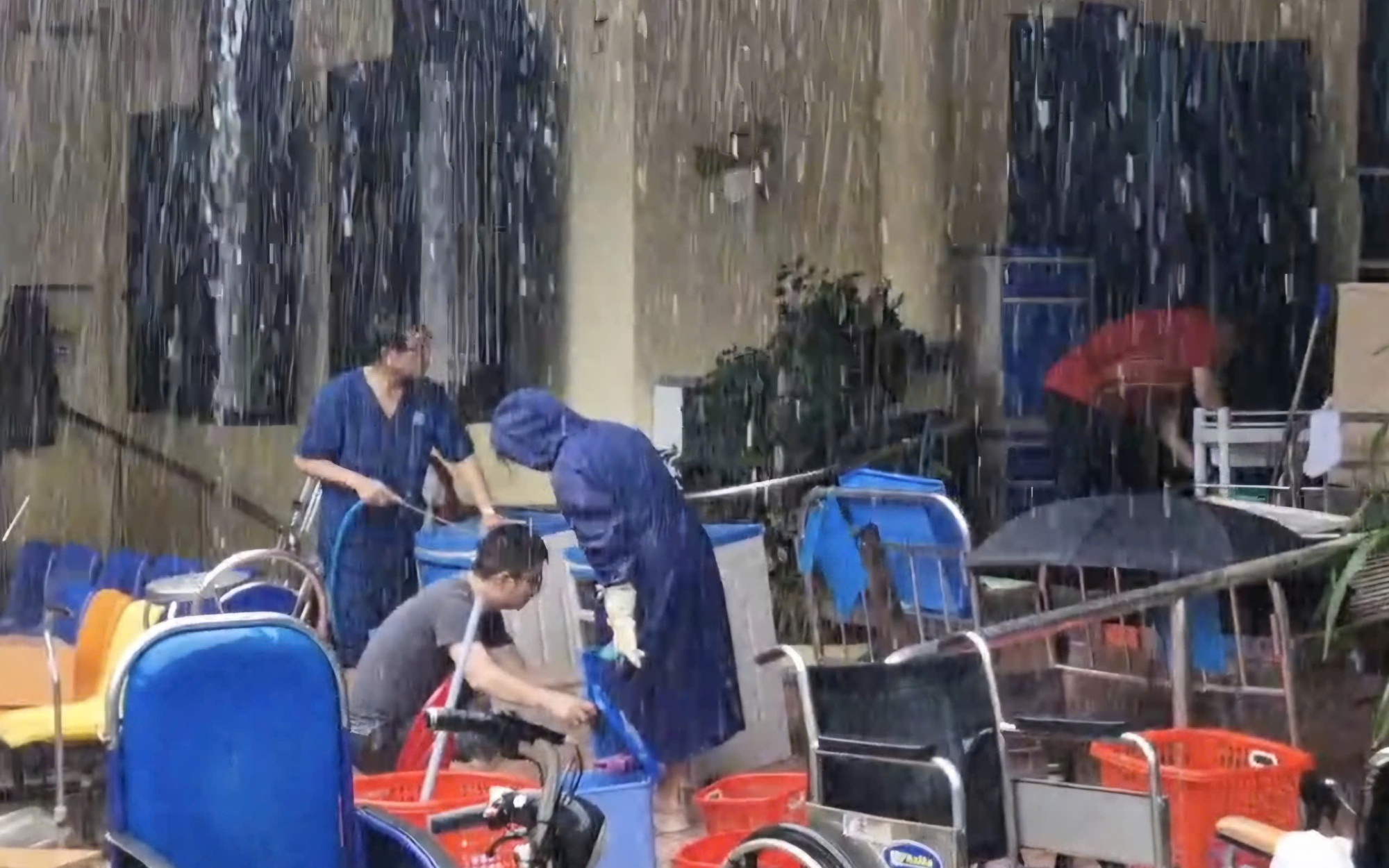 Bác sĩ, nhân viên y tế ở Huế xắn tay dọn bùn, đảm bảo khám chữa bệnh sau lũ