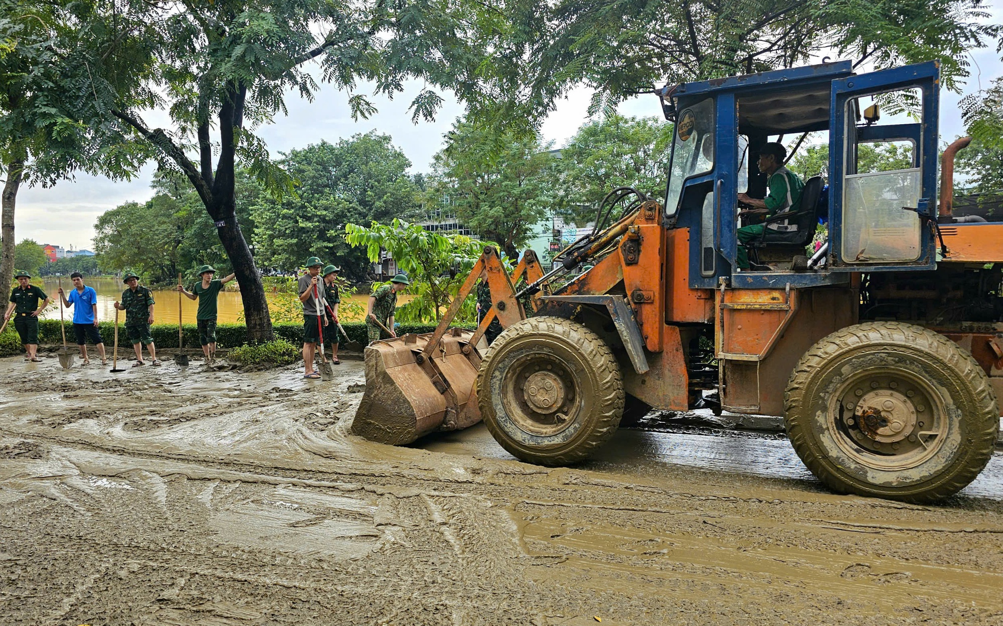 Khẩn cấp hỗ trợ gạo cứu đói, hóa chất xử lý môi trường, dịch bệnh tại các tỉnh miền Trung sau lũ- Ảnh 2. Huế ngập bùn đất và rác thải sau lũ, tổng lực dọn dẹp ổn định cuộc sống