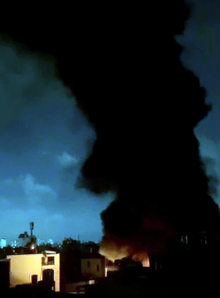 TP Hồ Chí Minh: Cháy lớn kho chứa bao bì nhựa, khói đen bao trùm khu dân cư- Ảnh 1. TP Hồ Chí Minh: Cháy lớn kho chứa bao bì nhựa, khói đen bao trùm khu dân cư- Ảnh 1.