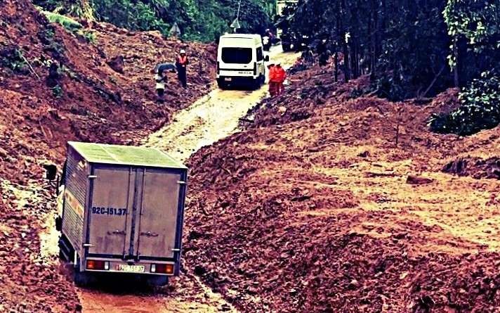 Bộ Xây dựng cảnh báo nguy cơ đâm va cầu vượt sông, lệnh khắc phục sạt lở thông tuyến cứu trợ- Ảnh 1. Bộ Xây dựng cảnh báo nguy cơ đâm va cầu vượt sông, lệnh khắc phục sạt lở thông tuyến cứu trợ- Ảnh 1.