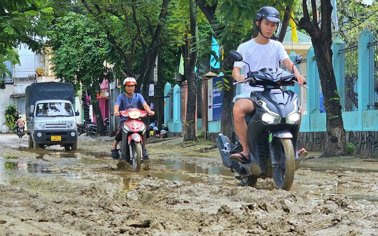 Khẩn cấp hỗ trợ gạo cứu đói, hóa chất xử lý môi trường, dịch bệnh tại các tỉnh miền Trung sau lũ