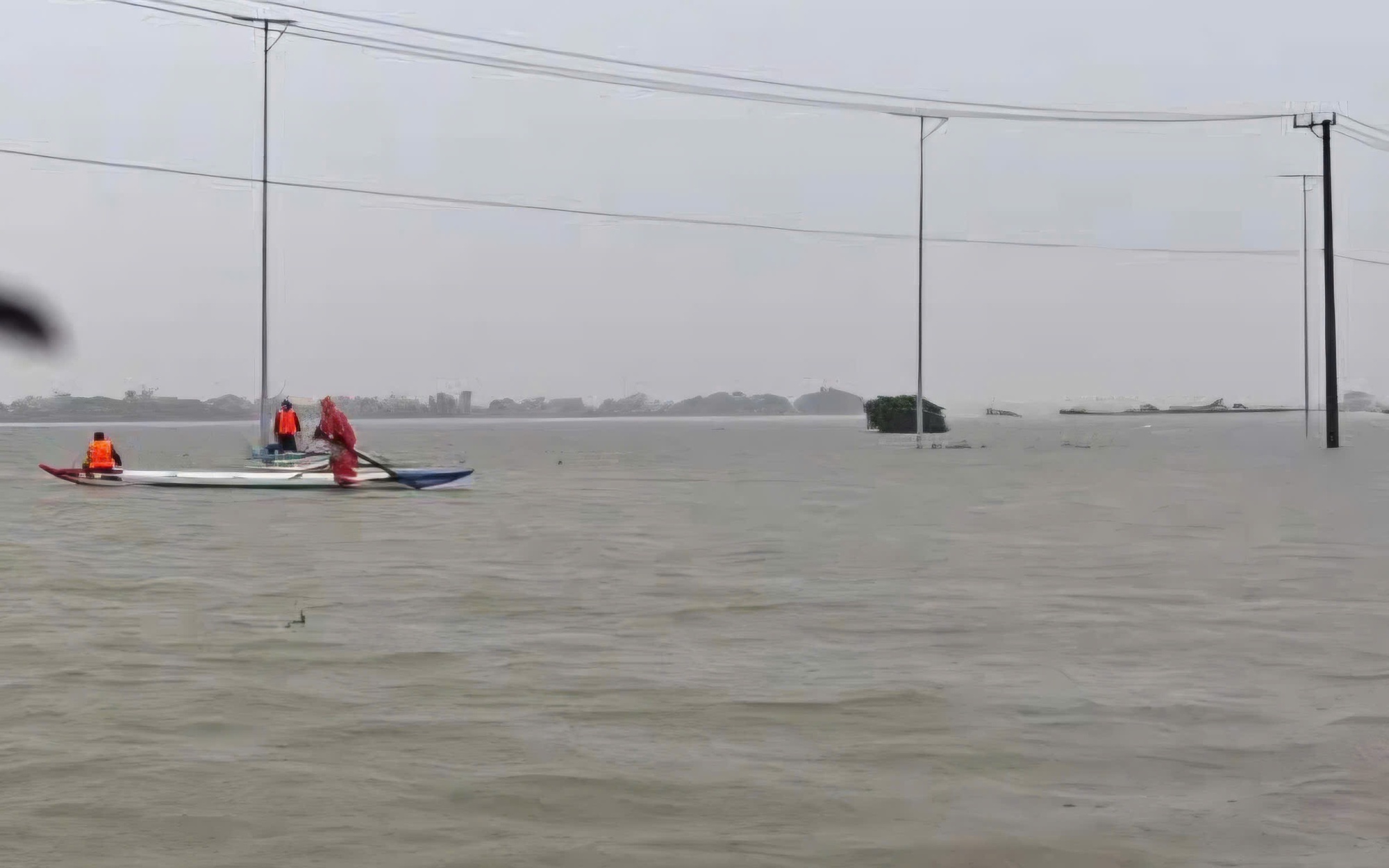 Tìm thấy thi thể người đàn ông ở Huế bị nước cuốn khi đi lùa vịt- Ảnh 2. Tìm thấy thi thể người đàn ông ở Huế bị nước cuốn khi đi lùa vịt- Ảnh 2.